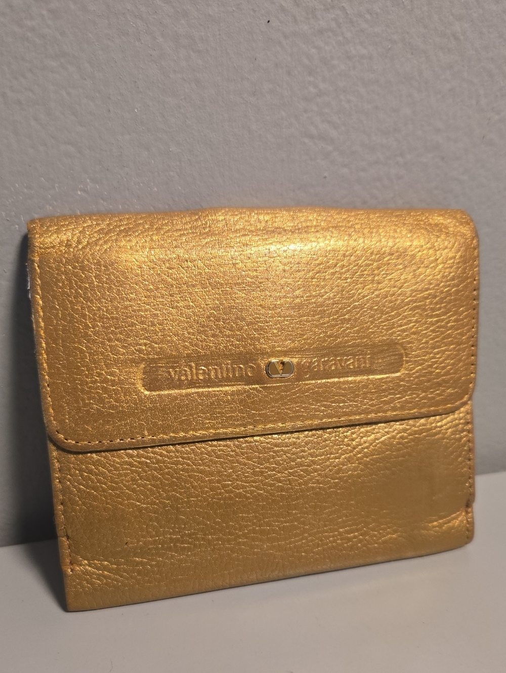 Valentino Garavani Metallic Gold Leather Compact Wallet - Picture 2 of 13